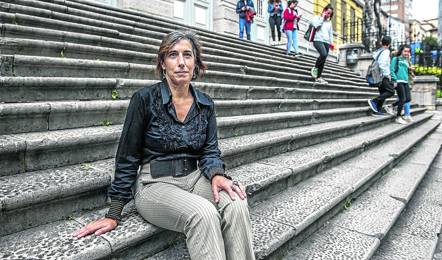 Claudia Lázaro trabaja en el instituto Santa Clara de Santander y da clases de Matemáticas a los futuros profesores de Secundaria.