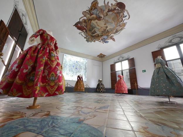 Muestra de tejidos para indumentaria en el Museo de la Seda de Valencia. 
