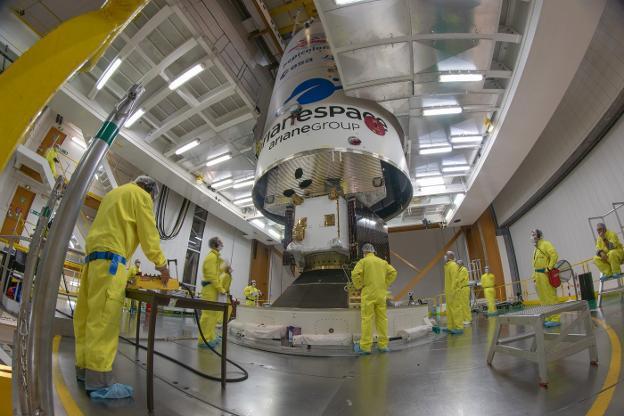 La parte superior del cohete desciende sobre la 'BepiColombo' para su inserción