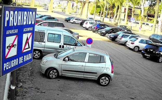 Coches aparcados en una zona de alto riesgo de riadas 