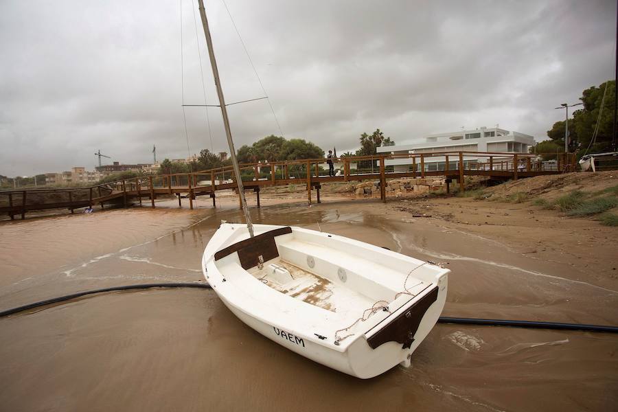 Desperfectos en el paseo marítimo causado por el agua en Alcossebre.