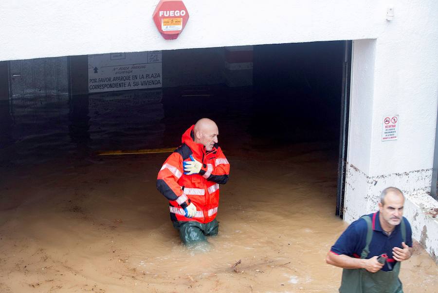 Bomberos en uno de los garajes inundados en Alcossebre.