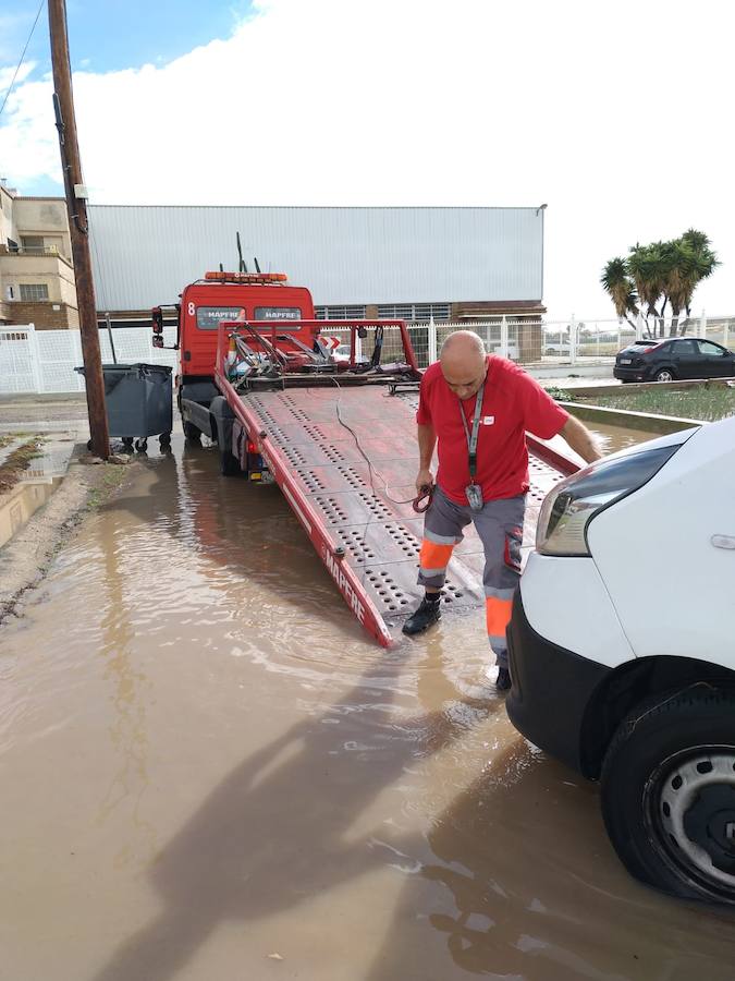 Operario de Mapfre rescatando un vehículo inmovilizado por la lluvia. 