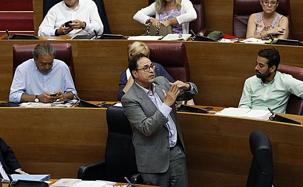 El conseller de Hacienda, Vicent Soler, en un pleno de Les Corts. 