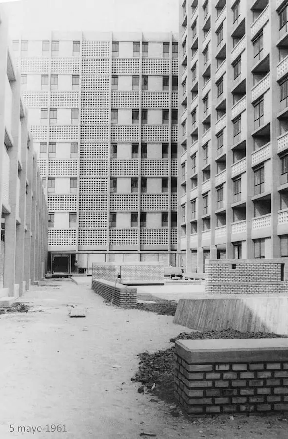 El edificio no es reconocido únicamente por el sector arquitectónico. Su repetición constante de formas geométricas lo convierte en pura simetría en bucle, donde los ángulos persisten hasta hacer del espacio un enclave idílico para las miradas fotográficas más sagaces. Los ojos de Alberola fueron los primeros en saber apreciarlo: «Es un edificio muy fotográfico, yo le hice muchas fotos en la época en la que todavía trabajábamos con negativo. Sus celosías cuadriculadas y, sobre todo, la parte interior de sus pasillos -aparentemente largos- son especialmente interesantes. Hay momentos en los que entra el sol de una manera que dibuja la cuadrícula con luces y sombras. Es un conjunto al que se le puede sacar mucho partido», reconoce el fotógrafo. (En las imágenes. capturas de Santa Mª Micaela tomadas por Alberola en mayo de 1961).