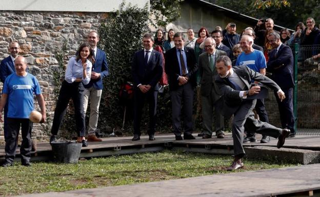 El rey Felipe VI participa en un lanzamiento del bolo vaqueiro, uno de los deportes rurales más arraigados en Asturias. 