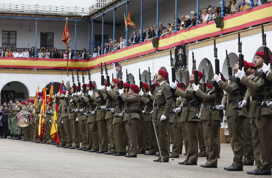 Patriotismo contra los elementos. Ante una inquietante amenaza de lluvia, 1.350 civiles han participado en la jura de bandera multitudinaria en el Acuartelamiento San Juan de Ribera del paseo de la Alameda de Valencia. Aunque en años anteriores las juras rondan el millar de personas, en esta ocasión se han superado con creces las expectativas. Esta situación ha hecho que por primera ocasión en un acto de estas características en Valencia se cuente con las cuatro banderas y espendartes de todas las unidades de la plaza. En el centro de la formación se ha situado el estandarte del Regimiento de Caballería Lusitania 8 (RCL-8) por ser el más antiguo y sobre éste es sobre el que se ha realizado el juramento. Precisamente en esta ocasión se celebran los 175 años desde que Isabel II designara la rojigualda como enseña de los tres ejercitos, según se ha recordado por megafonía. El acto ha sido presidido por el Teniente General don Francisco José Gan Pampols, jefe del Cuartel General Terrestre de Alta Disponibilidad. La lluvia ha respetado el acto hasta el último segundo, ya que las precipitaciones han empezado justo al concluir el toque que indicaba el fin del acto.