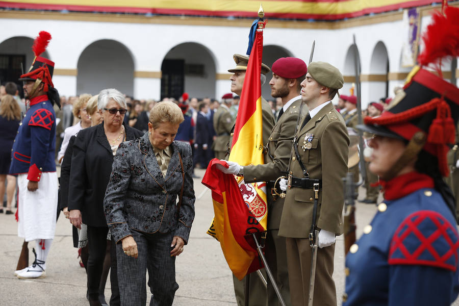 Patriotismo contra los elementos. Ante una inquietante amenaza de lluvia, 1.350 civiles han participado en la jura de bandera multitudinaria en el Acuartelamiento San Juan de Ribera del paseo de la Alameda de Valencia. Aunque en años anteriores las juras rondan el millar de personas, en esta ocasión se han superado con creces las expectativas. Esta situación ha hecho que por primera ocasión en un acto de estas características en Valencia se cuente con las cuatro banderas y espendartes de todas las unidades de la plaza. En el centro de la formación se ha situado el estandarte del Regimiento de Caballería Lusitania 8 (RCL-8) por ser el más antiguo y sobre éste es sobre el que se ha realizado el juramento. Precisamente en esta ocasión se celebran los 175 años desde que Isabel II designara la rojigualda como enseña de los tres ejercitos, según se ha recordado por megafonía. El acto ha sido presidido por el Teniente General don Francisco José Gan Pampols, jefe del Cuartel General Terrestre de Alta Disponibilidad. La lluvia ha respetado el acto hasta el último segundo, ya que las precipitaciones han empezado justo al concluir el toque que indicaba el fin del acto.