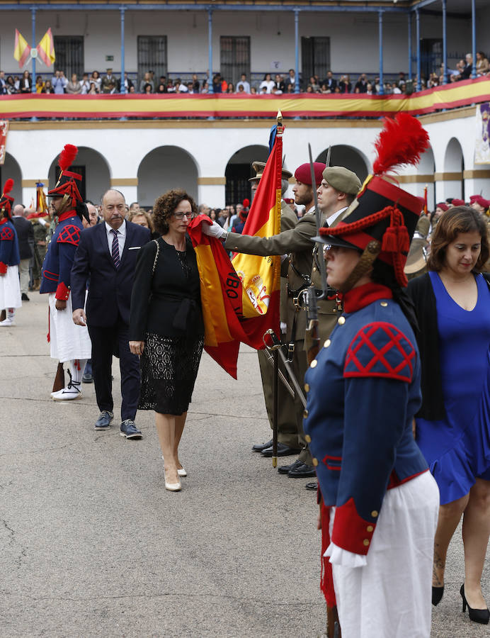 Patriotismo contra los elementos. Ante una inquietante amenaza de lluvia, 1.350 civiles han participado en la jura de bandera multitudinaria en el Acuartelamiento San Juan de Ribera del paseo de la Alameda de Valencia. Aunque en años anteriores las juras rondan el millar de personas, en esta ocasión se han superado con creces las expectativas. Esta situación ha hecho que por primera ocasión en un acto de estas características en Valencia se cuente con las cuatro banderas y espendartes de todas las unidades de la plaza. En el centro de la formación se ha situado el estandarte del Regimiento de Caballería Lusitania 8 (RCL-8) por ser el más antiguo y sobre éste es sobre el que se ha realizado el juramento. Precisamente en esta ocasión se celebran los 175 años desde que Isabel II designara la rojigualda como enseña de los tres ejercitos, según se ha recordado por megafonía. El acto ha sido presidido por el Teniente General don Francisco José Gan Pampols, jefe del Cuartel General Terrestre de Alta Disponibilidad. La lluvia ha respetado el acto hasta el último segundo, ya que las precipitaciones han empezado justo al concluir el toque que indicaba el fin del acto.