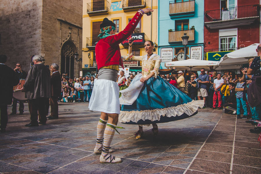 Nunca se había celebrado un acto con semejantes características. Hasta ocho falleras mayores de Valencia, de la última década, estaban confirmadas para danzar ante la Lonja de la Seda de la ciudad de Valencia. El acto se ha celebrado dentro del 150 aniversario de la Falla plaza del Doctor Collado y han participado Pilar Giménez (FMV 2010), Sandra Muñoz (FMV 2012), Begoña Jiménez (FMV 2013), Carmen Sancho (FMV 2014), Estefanía López (FMV 2015), Alicia Moreno (FMV 2016), Raquel Alario (2017) y Rocio Gil (FMV 2018).