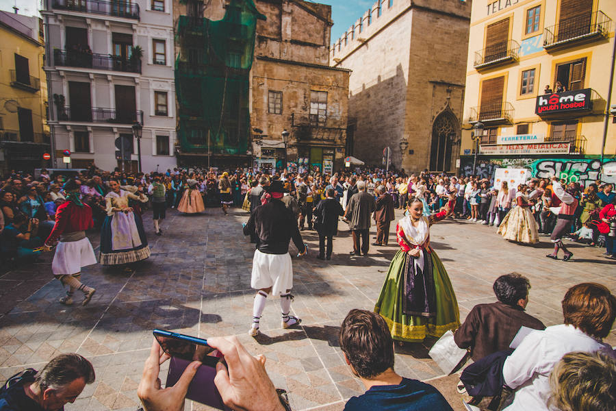 Nunca se había celebrado un acto con semejantes características. Hasta ocho falleras mayores de Valencia, de la última década, estaban confirmadas para danzar ante la Lonja de la Seda de la ciudad de Valencia. El acto se ha celebrado dentro del 150 aniversario de la Falla plaza del Doctor Collado y han participado Pilar Giménez (FMV 2010), Sandra Muñoz (FMV 2012), Begoña Jiménez (FMV 2013), Carmen Sancho (FMV 2014), Estefanía López (FMV 2015), Alicia Moreno (FMV 2016), Raquel Alario (2017) y Rocio Gil (FMV 2018).