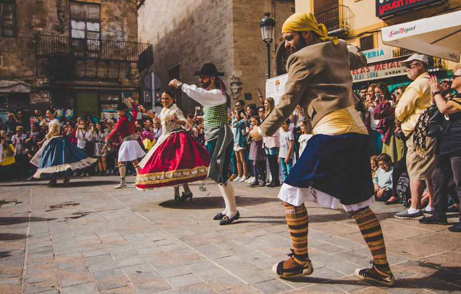 Nunca se había celebrado un acto con semejantes características. Hasta ocho falleras mayores de Valencia, de la última década, estaban confirmadas para danzar ante la Lonja de la Seda de la ciudad de Valencia. El acto se ha celebrado dentro del 150 aniversario de la Falla plaza del Doctor Collado y han participado Pilar Giménez (FMV 2010), Sandra Muñoz (FMV 2012), Begoña Jiménez (FMV 2013), Carmen Sancho (FMV 2014), Estefanía López (FMV 2015), Alicia Moreno (FMV 2016), Raquel Alario (2017) y Rocio Gil (FMV 2018).