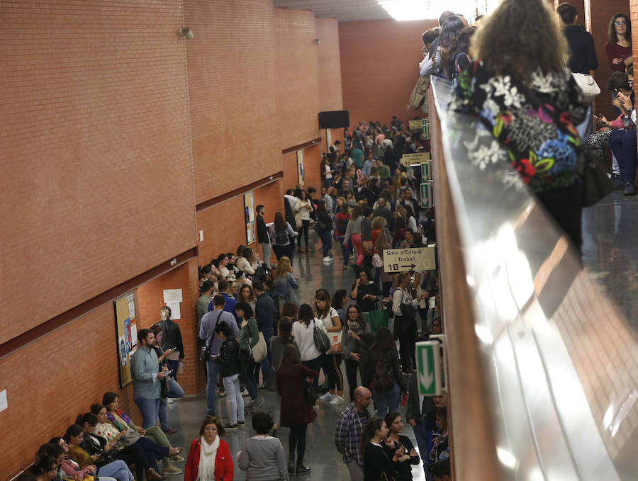 Un total de 25.570 personas se han examinado este domingo, 21 de octubre, para optar a 897 plazas -638 de turno libre y 259 de promoción interna- en la categoría de enfermería de instituciones sanitarias en la Comunitat Valenciana, convocada en 2015 y 2016.