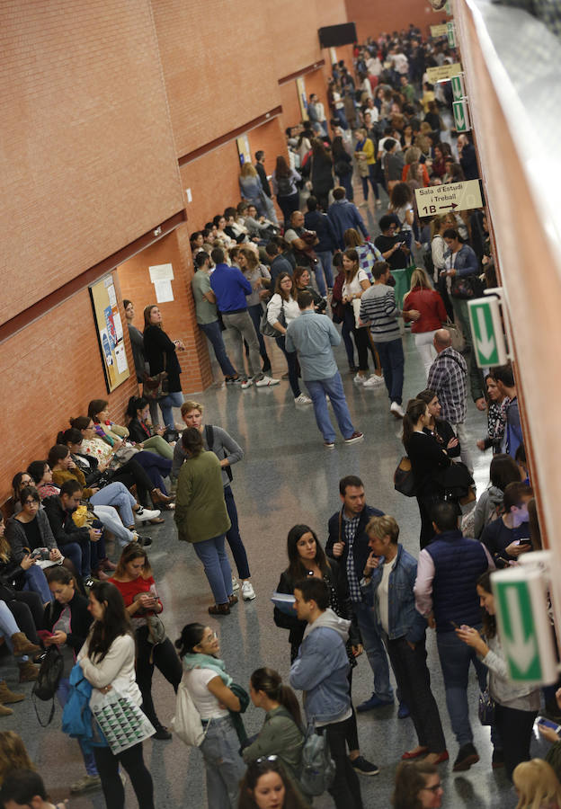 Un total de 25.570 personas se han examinado este domingo, 21 de octubre, para optar a 897 plazas -638 de turno libre y 259 de promoción interna- en la categoría de enfermería de instituciones sanitarias en la Comunitat Valenciana, convocada en 2015 y 2016.