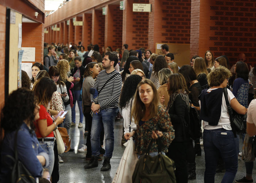 Un total de 25.570 personas se han examinado este domingo, 21 de octubre, para optar a 897 plazas -638 de turno libre y 259 de promoción interna- en la categoría de enfermería de instituciones sanitarias en la Comunitat Valenciana, convocada en 2015 y 2016.