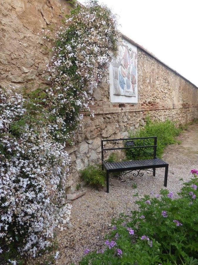 Frente al Cementerio Municipal de Valencia, lo que parece un jardín es, en realidad, otro cementerio que guarda parte del relato de la ciudad. El Cementerio Británico de Valencia se prepara para abrir sus puertas los días 28 de octubre y 1 de noviembre. Son las dos únicas fechas en las que sus instalaciones son visitables por falta de recursos. Por esta razón, un equipo ha estado trabajando para que esté todo listo. Se trata de un lugar de 150 años que al no ser un espacio municipal, está cuidado por voluntarios que quieren preservar cada una de las historias que allí residen. 