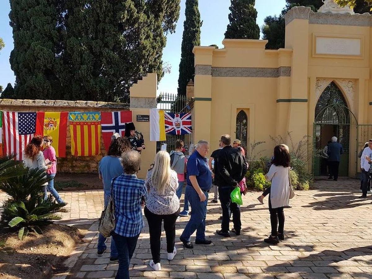 Frente al Cementerio Municipal de Valencia, lo que parece un jardín es, en realidad, otro cementerio que guarda parte del relato de la ciudad. El Cementerio Británico de Valencia se prepara para abrir sus puertas los días 28 de octubre y 1 de noviembre. Son las dos únicas fechas en las que sus instalaciones son visitables por falta de recursos. Por esta razón, un equipo ha estado trabajando para que esté todo listo. Se trata de un lugar de 150 años que al no ser un espacio municipal, está cuidado por voluntarios que quieren preservar cada una de las historias que allí residen. 