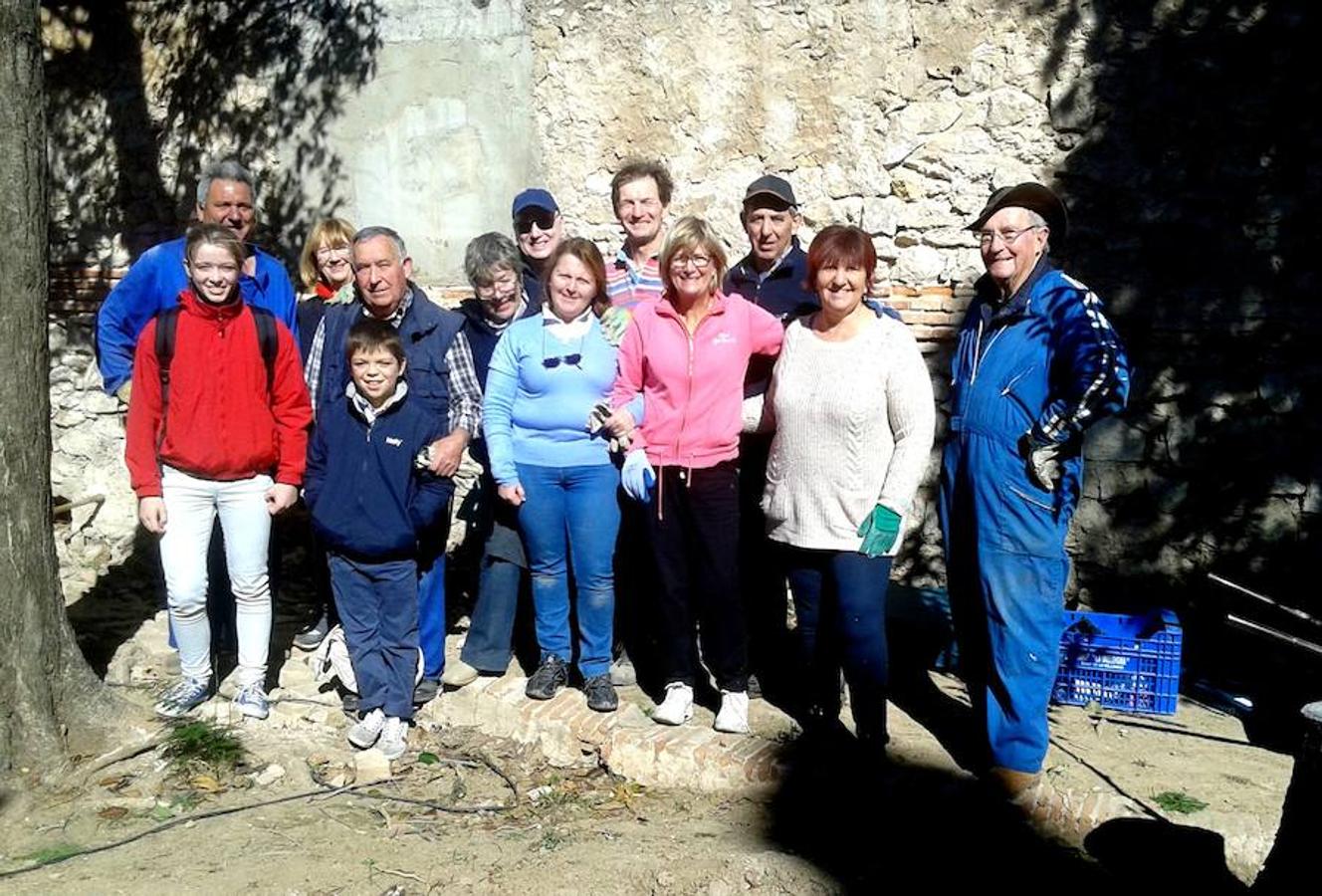 Frente al Cementerio Municipal de Valencia, lo que parece un jardín es, en realidad, otro cementerio que guarda parte del relato de la ciudad. El Cementerio Británico de Valencia se prepara para abrir sus puertas los días 28 de octubre y 1 de noviembre. Son las dos únicas fechas en las que sus instalaciones son visitables por falta de recursos. Por esta razón, un equipo ha estado trabajando para que esté todo listo. Se trata de un lugar de 150 años que al no ser un espacio municipal, está cuidado por voluntarios que quieren preservar cada una de las historias que allí residen. 