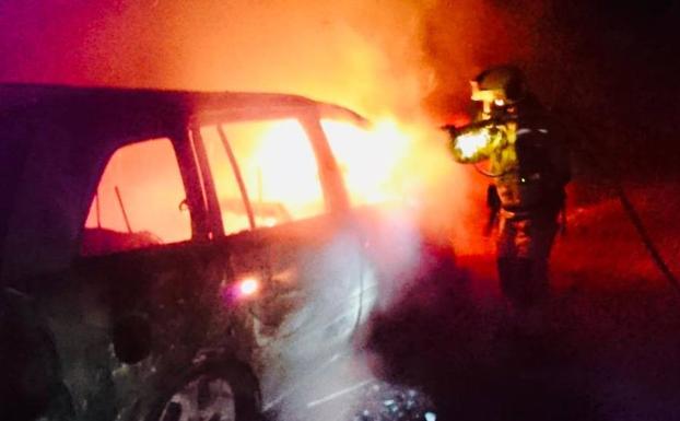 Los bomberos sofocan un incendio en un coche en Benissa antes de que se propagara a un campo de naranjos