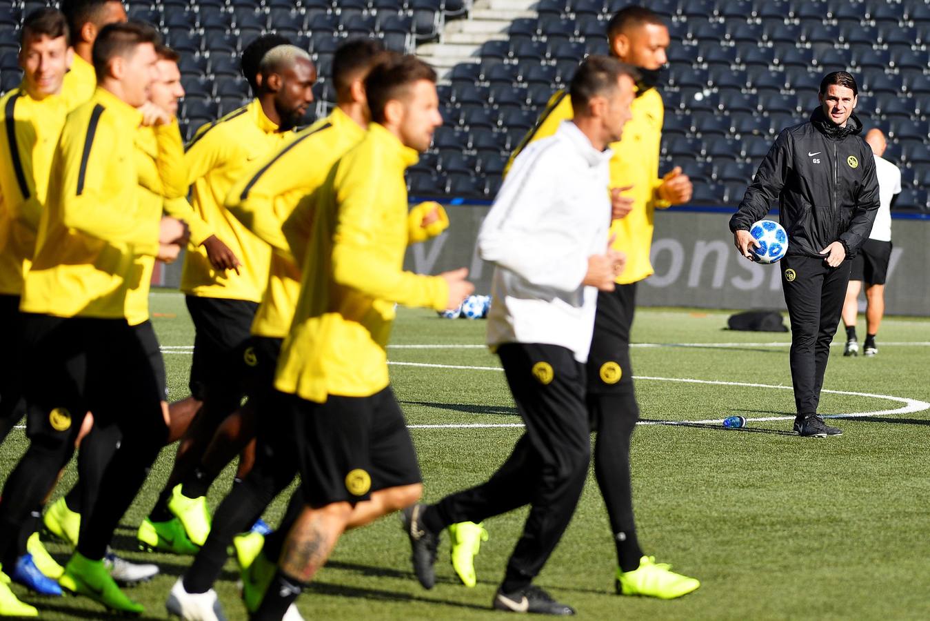 Entrenamientos y ruedas de prensa del Valencia CF y el Young Boys previos al partido de Champions League del martes 23 de octubre (18:55 h).