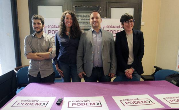 Presentación de la candidatura de Dalmau, respaldada por la senadora Pilar Lima, la diputada Beatriz Gascó y el secretario general de Podemos, Antonio Estañ 