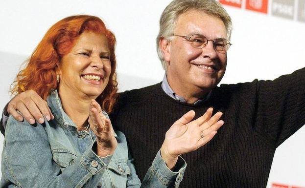 Fotografía de archivo (21/02/04) de la exministra Carmen Alborch, junto al expresidente del Gobierno Felipe González, durante un acto de precampaña electoral del PSPV-PSOE en Valencia. 