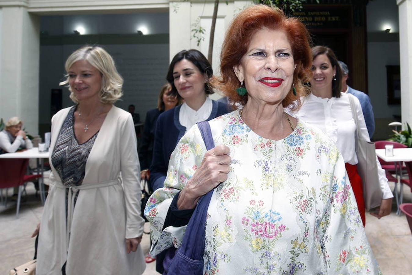 La exministra socialista de Cultura Carmen Alborch ha fallecido este miércoles 24 de octubre en Valencia a los 70 años de edad tras una larga enfermedad. Su última aparición pública fue el pasado 9 d'Octubre, Dia de la Comunitat Valenciana, cuando recibió la Alta Distinción de la Generalitat. Alborch, que ha fallecido en su domicilio, fue también diputada en el Congreso, concejal en el Ayuntamiento de Valencia y directora del Instituto Valenciano de Arte Moderno (IVAM), así como escritora.