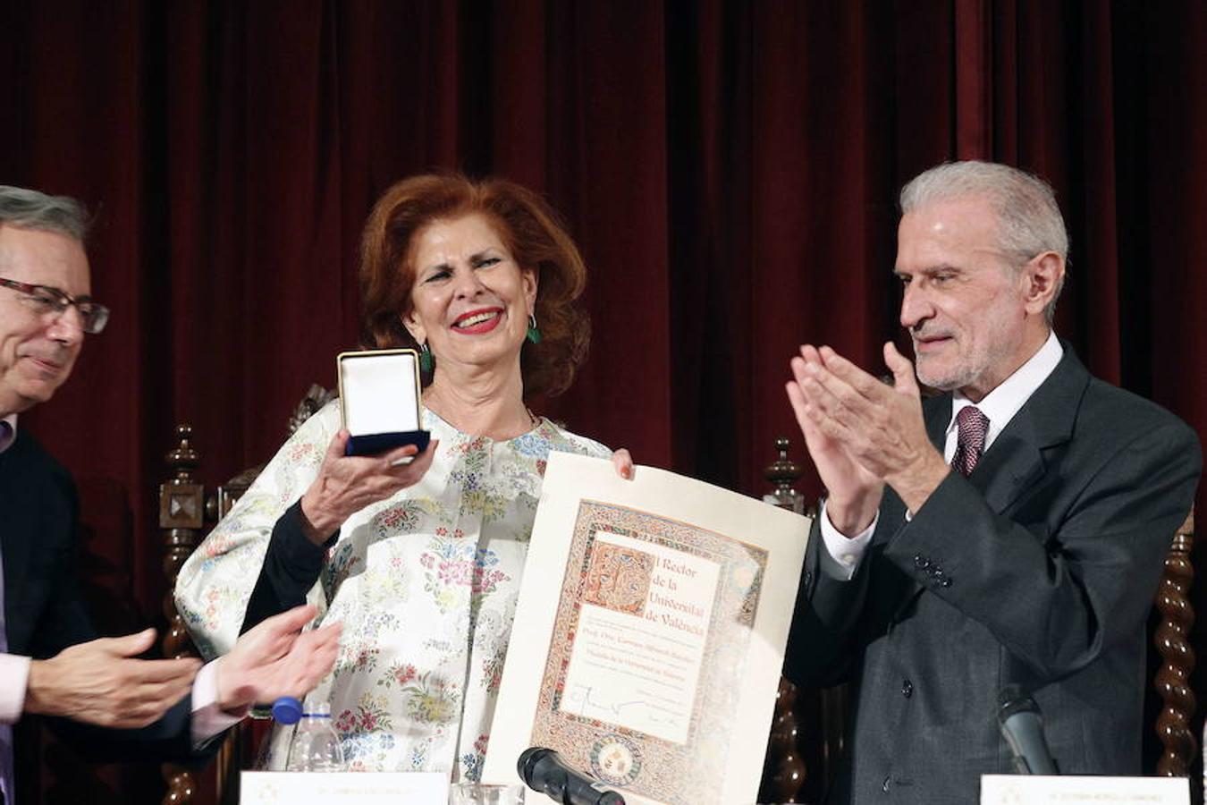 La exministra socialista de Cultura Carmen Alborch ha fallecido este miércoles 24 de octubre en Valencia a los 70 años de edad tras una larga enfermedad. Su última aparición pública fue el pasado 9 d'Octubre, Dia de la Comunitat Valenciana, cuando recibió la Alta Distinción de la Generalitat. Alborch, que ha fallecido en su domicilio, fue también diputada en el Congreso, concejal en el Ayuntamiento de Valencia y directora del Instituto Valenciano de Arte Moderno (IVAM), así como escritora.