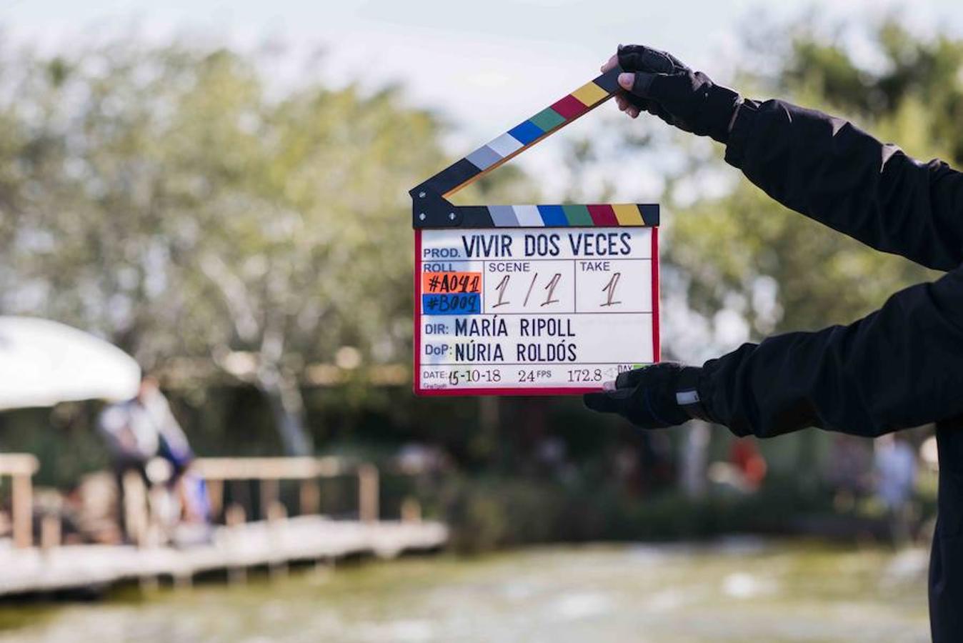 La actriz se encuentra grabando en la ciudad las escenas de su último trabajo 'Vivir dos veces', que protagoniza junto con Óscar Martínez, Mafalda Carbonell y Nacho López. Valencia ha sido uno de los escenarios escogidos por María Ripoll, directora de la película, para filmar esta 'road movie'. Un retrato, según Ripoll, en tono de comedia, del viaje de los tres protagonistas para buscar el amor de la infancia antes de que a uno de ellos le falle la memoria. 