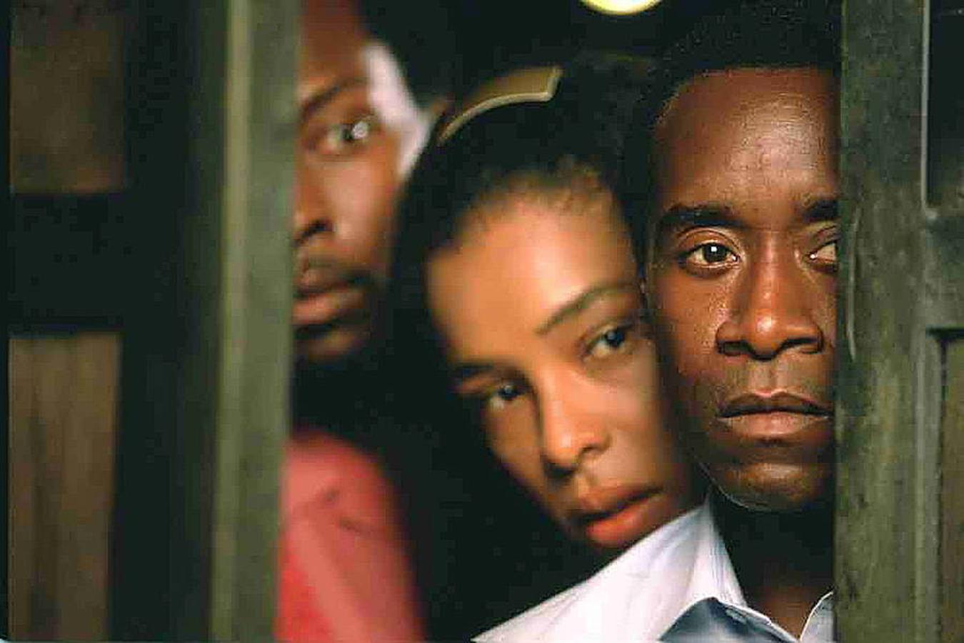 'Hotel Rwanda' | Don Cheadle, Sophie Okonedo, Nick Nolte y Joaquin Phoenix, entre otros, protagonizan este filme de Terry George. La película, basada en hechos reales, se centra en 1994, durante la Guerra Civil de Ruanda. Los odios ancestrales entre los hutu (la etnia dominante) y los tutsi provocan el asesinato del presidente del país, disturbios en las calles y, finalmente, una terrible matanza de los tutsi. Paul, que es hutu, trabaja como gerente de un hotel de lujo de Kigali y, cuando empiezan los disturbios, decide que el mejor refugio es precisamente el hotel. Y hacia allí organiza una huida desesperada acompañado no sólo de su familia, sino también de sus vecinos tutsi.  Ver tráiler .