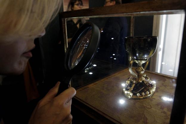 Una persona inspecciona el Santo Cáliz, ayer, en la apertura del Aula Grial. 