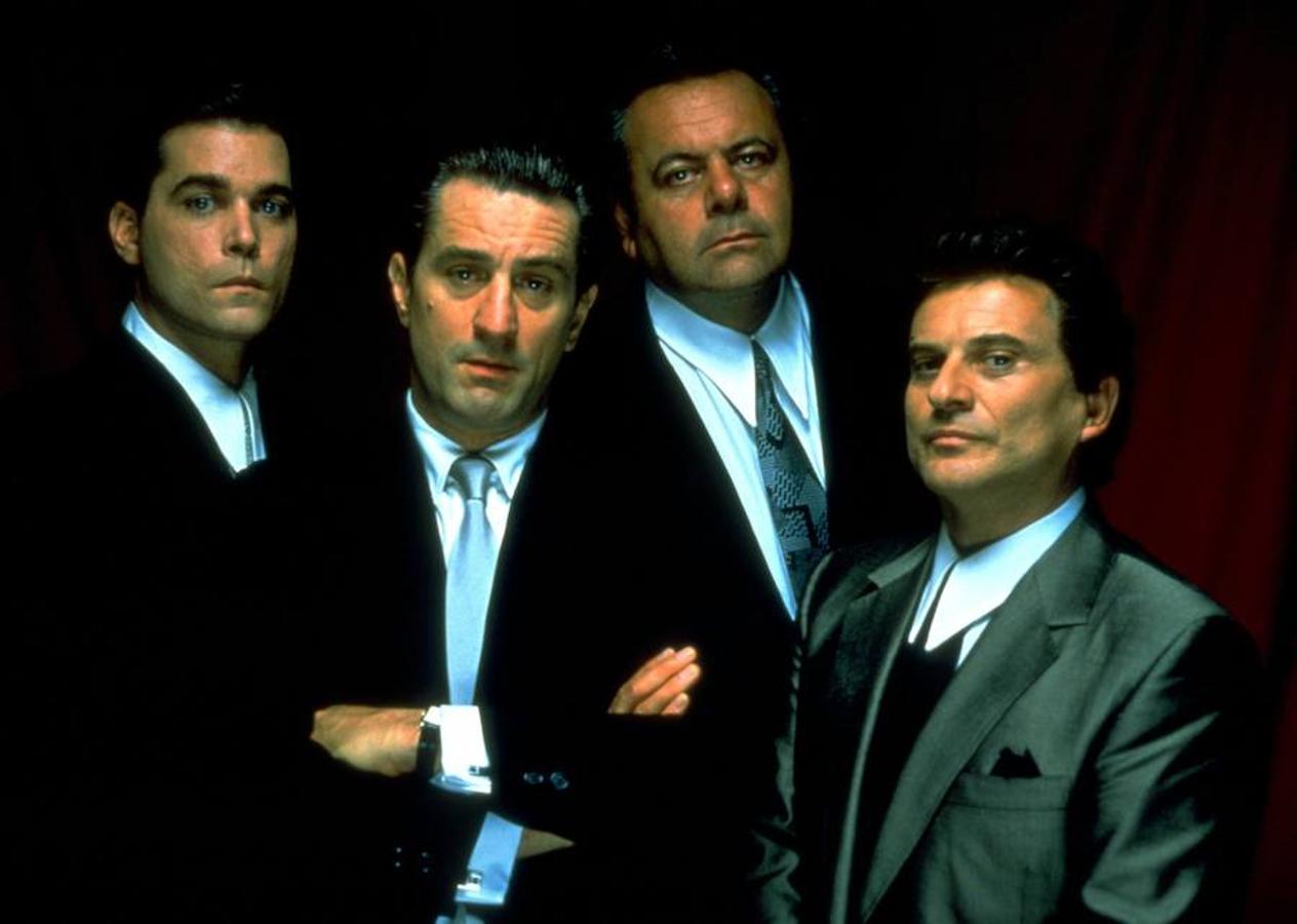 'Uno de los nuestros' | También conocida como 'Goodfellas', esta película de Martin Scorsese está basada en la novela biográfica 'Wise Guy' de Nicholas Pileggi, quien también escribiría la novela de 'Casino'. Robert De Niro, Joe Pesci y Ray Liotta protagonizan la película que narra, en clave de hechos reales, la vida del gángster Henry Hill y de sus asociados, entre 1955 y finales de los años 80.  Ver tráiler .