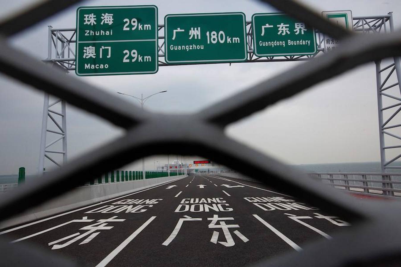 De esta forma, los gigantescos mercantes que pululan como moscas por esta zona del sureste de China pueden seguir navegando sin miedo a colisionar con un pilar. El resto del trazado sobrevuela una de las islas exteriores de Hong Kong.