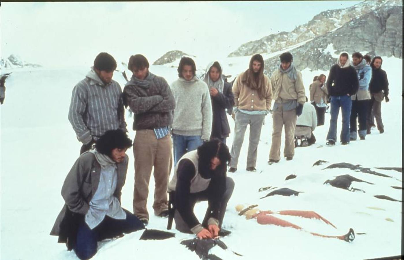 '¡Viven!' | Frank Marshall es el encargado de dirigir este relato real que protagonizaron Ethan Hawke, Vincent Spano, Bruce Ramsay y John Malkovich, entre otros. La cinta narra la tragedia de un equipo de rugby uruguayo cuyo avión se estrelló en los Andes en 1972. Los supervivientes tuvieron que recurrir al canibalismo, consumiendo los cuerpos de los fallecidos, para poder bajar la montaña.  Ver tráiler .