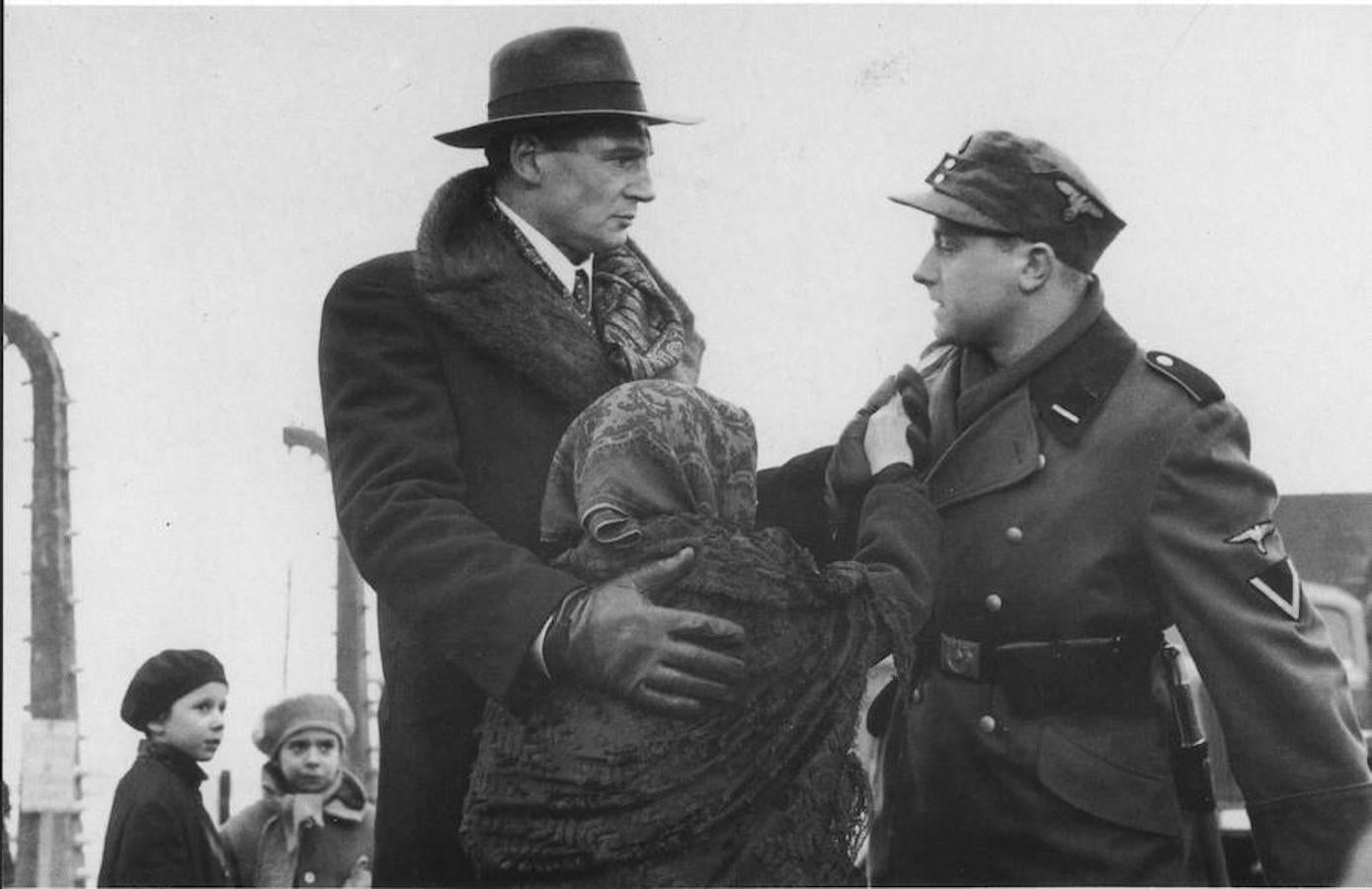 'La lista de Schindler' | Liam Neeson, Ben Kingsley, Ralph Fiennes o Caroline Goodall son algunos de los protagonistas de esta cinta, dirigida por Steven Spielberg. Ganadora de 7 Oscar, la pelicula está basada en la adaptación de 'El Arca de Schindler', una novela que contaba cómo el industrial Oskar Schindler logró salvar de los campos de exterminio a cientos de judíos durante la II Guerra Mundial.  Ver tráiler .
