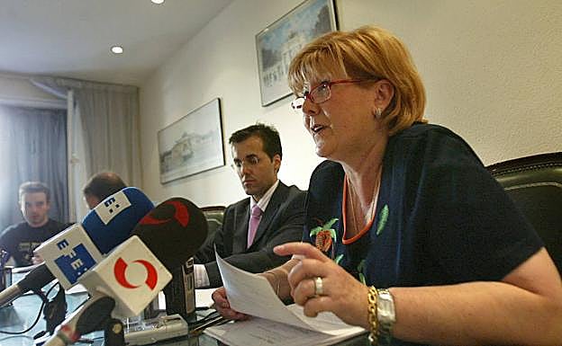 La presidenta de AVINESA, María Antonia Moral, y el abogado de la asociación Rafael Martín Bueno.