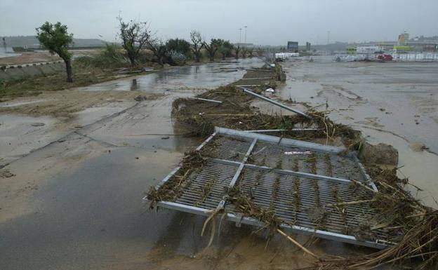 Destrozos en carreteras de la Comunitat por la gota fría.