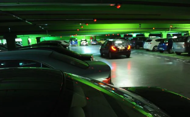 Interior de un aparcamiento subterráneo.