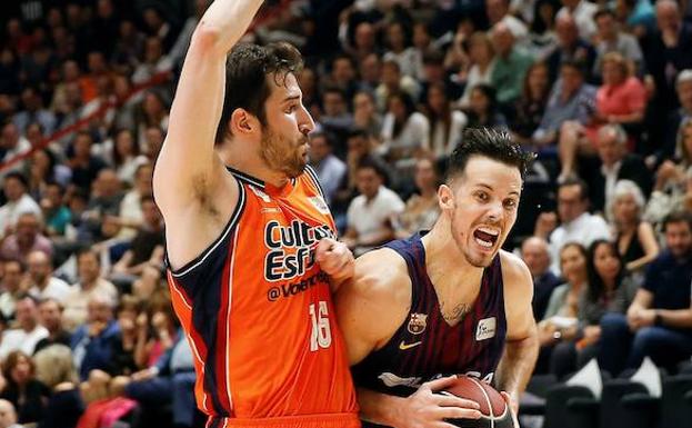 Guillem Vives (i) trata de bloquear a Thomas Heurtel, del Barcelona Lassa, durante un encuentro en el pabellón Fuente San Luis.