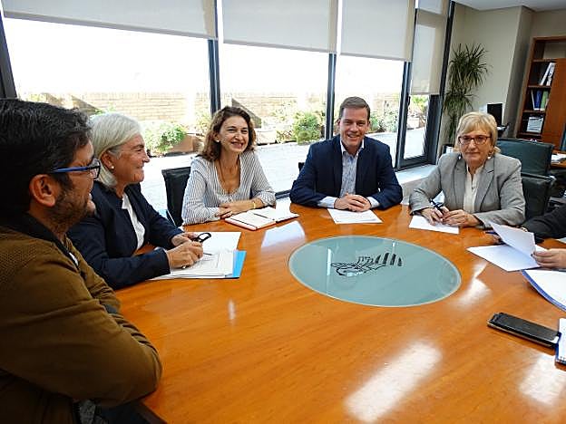 La consellera junto al alcalde de Xàtiva, la concejala de Sanidad y la gerente del departamento de salud. 