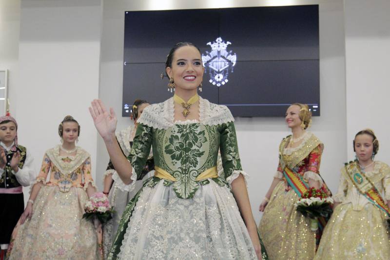 Convento Jerusalén crea una publicación del 125 aniversario. La obra de 268 páginas, presentada en el casal, incluye 909 fotografías y artículos de Luz Fos y Laura Segura, falleras mayores de Valencia 