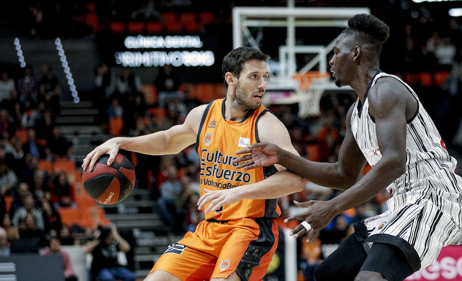 Victoria taronja ante su afición, la primera de la Liga Endesa. El encuentro concluye con un abultado marcador pero el triunfo no convence a la parroquia local.