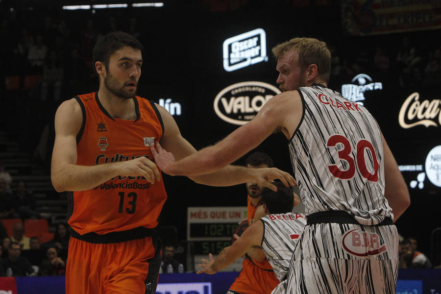 Victoria taronja ante su afición, la primera de la Liga Endesa. El encuentro concluye con un abultado marcador pero el triunfo no convence a la parroquia local.