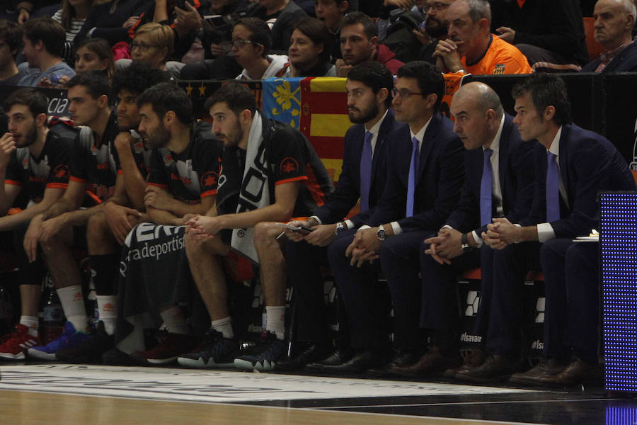 Victoria taronja ante su afición, la primera de la Liga Endesa. El encuentro concluye con un abultado marcador pero el triunfo no convence a la parroquia local.