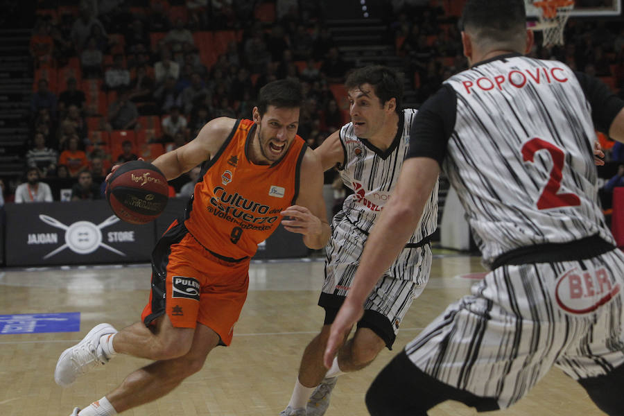 Victoria taronja ante su afición, la primera de la Liga Endesa. El encuentro concluye con un abultado marcador pero el triunfo no convence a la parroquia local.