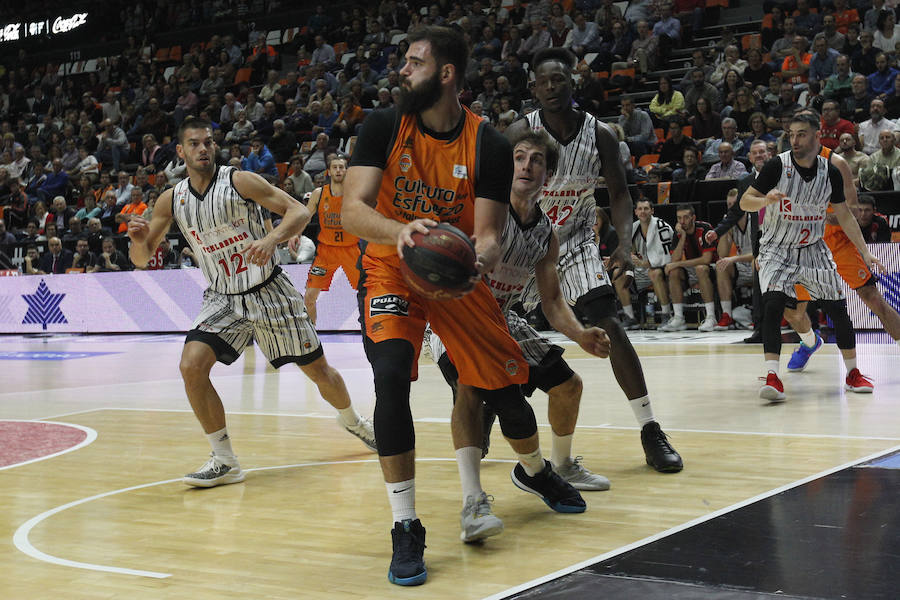 Victoria taronja ante su afición, la primera de la Liga Endesa. El encuentro concluye con un abultado marcador pero el triunfo no convence a la parroquia local.