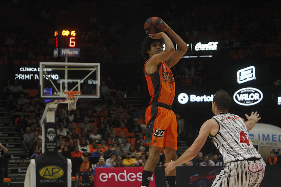 Victoria taronja ante su afición, la primera de la Liga Endesa. El encuentro concluye con un abultado marcador pero el triunfo no convence a la parroquia local.