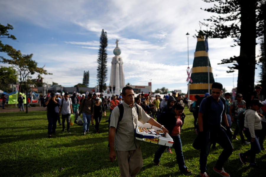 Unos 300 migrantes salvadoreños han salido este domingo de su país hacia la frontera con Guatemala con el objetivo final de llegar a EE UU. Buscan emular la caravana de hondureños que salió el 13 de octubre de San Pedro Sula.