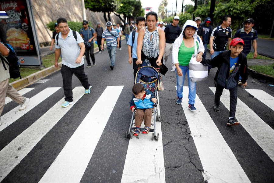 Unos 300 migrantes salvadoreños han salido este domingo de su país hacia la frontera con Guatemala con el objetivo final de llegar a EE UU. Buscan emular la caravana de hondureños que salió el 13 de octubre de San Pedro Sula.