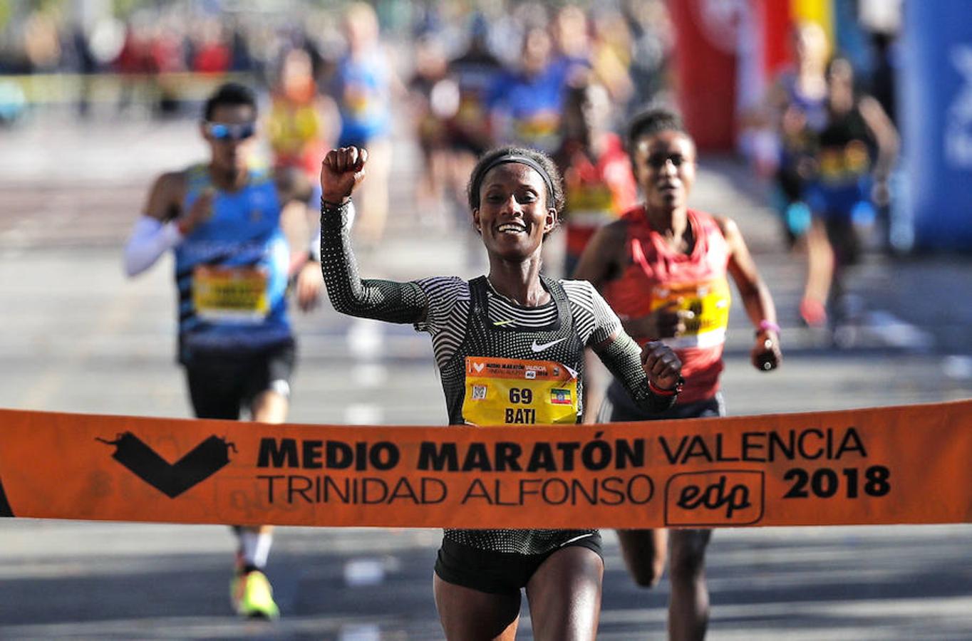 Más de 15.500 corredores participan en una prueba rapidísima que ya ostentaba el récord mundial femenino.